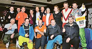 Bunt zusammengew&uuml;rfelt. Politiker und Ski-Promis wie Pirmin Zurbriggen (hinten, Zweiter von rechts) folgten dem Ruf von Silvan Zurbriggen (vorne rechts).Foto Mengis Media