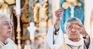 W&uuml;rdevoll. Bischof Jean-Marie Lovey und Pfarrer Anton Carlen zelebrierten gemeinsam den feierlichen Gedenkgottesdienst.  