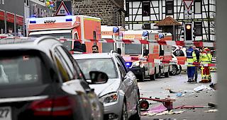 Der Tatort in Volkmarsen wurde am Dienstag wieder freigegeben. Die Strasse in der Innenstadt werde noch gereinigt und sei dann wieder f&uuml;r Fussg&auml;nger und Autofahrer nutzbar, sagte ein Polizeisprecher vor Ort.