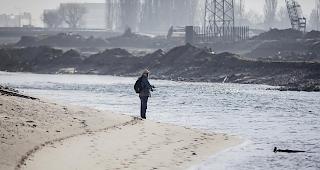 Wenn die Angler ihren Fang am Abend daheim zubereiten, bleiben am Rottenufer nur die Fussspuren zurück.