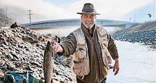 Beim Angeln sprechen alle dieselbe Sprache. Charles Yves Dischinger lebt in Siders und ist einer von den zahlreichen Unterwallisern, die zum Angeln regelmässig den deutschsprachigen Kantonsteil aufsuchen. «Hier hat es einige gute Restaurants», sagt er, während er eine Prachtsforelle präsentiert. Um fünf Uhr in der Früh warf er seinen ersten Köder in den Rotten. Um Viertel vor neun hatte er bereits fünf Forellen gefangen (das Tagesmaximum beträgt acht Fische).