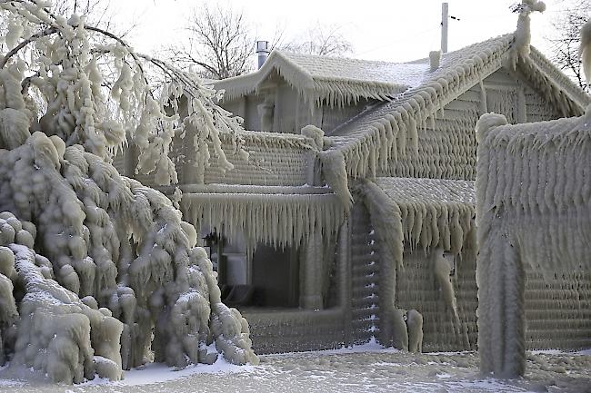 Entlang des Eriesees in den USA stecken gleich mehrere Häuser unter einer ungewöhnlich dicken Eisschicht fest.