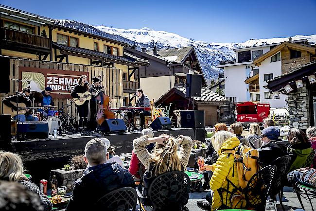 Zermatt Unplugged. Tanya Barany bei ihrem letztjährigen Auftritt im Freien. 