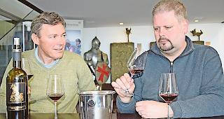 Weinbauproduzent Patrick Z&rsquo;Brun (Bild: links) und sein hauseigener &Ouml;nologe Christian Gfeller k&ouml;nnen das Resultat der K-Tipp-Fachjury nicht nachvollziehen.