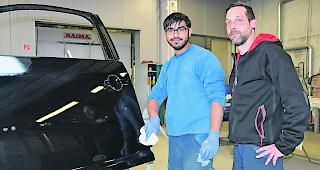 Claude Bonani (rechts) begleitet einen Lernenden bei seiner Arbeit als Carrosserielackierer.