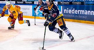 Der EV Zug, hier mit Yannick-Lennart Albrecht, zählt zu den Topfavoriten auf den Meistertitel.