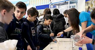 An der Berufs- und Ausbildungsmesse wollten Vertreter aus dem Industriesektor bei Jugendlichen das Interesse f&uuml;r 14 Berufe wecken.