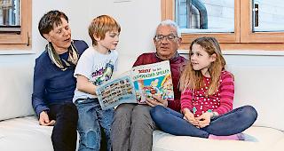 Organisiert. Priska und Marcel Schmid mit Jonathan und Norina in ihrer Ferienwohnung in Saas-Almagell.