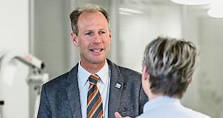 Austausch. Hugo Burgener, Direktor Spitalzentrum Oberwallis, will die Kultur am SZO  weiterentwickeln.Foto mengis media/Alain Amherd