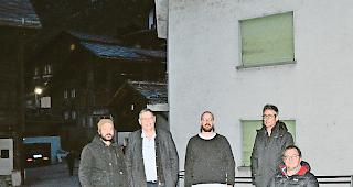 Vor dem &laquo;Berchtoldhaus&raquo;. Architekt David Ritz, Gemeindepr&auml;sident Egon Furrer, Architekt  Thomas Summermatter, Jurypr&auml;sident Gabriel Borter und Gemeindevizepr&auml;sident Hans J&ouml;rg Arnold (von links).Foto mengis media