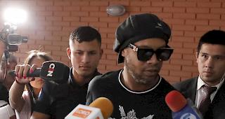 Dem fr&uuml;heren Starspieler des FC Barcelona waren im November 2018 in Brasilien die Reisep&auml;sse entzogen worden, weil er eine Strafzahlungen nicht geleistet hatte.