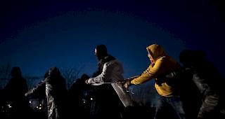 Migranten versuchten am Samstagn einen Grenzzaun zu &uuml;berwinden. Es kam zu Zusammenst&ouml;ssen mit der griechischen Polizei und der griechischen Armee.