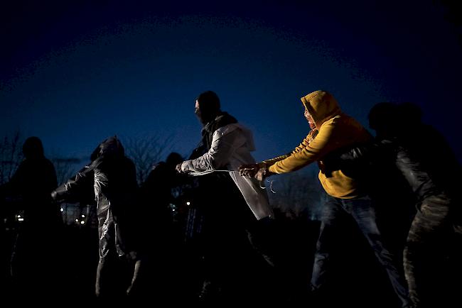 Migranten versuchten am Samstagn einen Grenzzaun zu überwinden. Es kam zu Zusammenstössen mit der griechischen Polizei und der griechischen Armee.