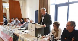 Beat Imhof (stehend) Pr&auml;sident der Bauernvereinigung Oberwallis liess das vergangene Gesch&auml;ftsjahr anl&auml;sslich der Generalversammlung in Naters Revue passieren. 