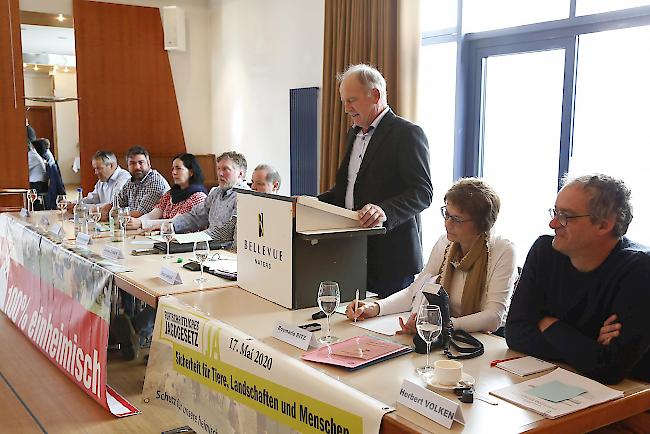 Beat Imhof (stehend) Präsident der Bauernvereinigung Oberwallis liess das vergangene Geschäftsjahr anlässlich der Generalversammlung in Naters Revue passieren. 