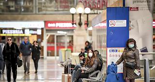 Menschen mit Gesichtsmasken am Sonntag im Mailänder Hauptbahnhof.