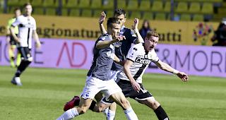 In Italien wurden seit Ende Februar etliche Spiele verschoben oder vor leeren R&auml;ngen ausgetragen. Der Sportminister will die Spiele &uuml;berhaupt nicht mehr anpfeifen lassen.