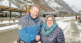 F&uuml;r immer verbunden. Cornelia Tscherrig und ihr Lebensretter, der Polizist Hans Peter Imboden.Foto Le Nouvelliste/Sacha Bittel