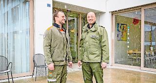 Unterst&uuml;tzung f&uuml;r Risikogruppe. Zivilsch&uuml;tzer Mathias Blatter (links) und Silvan Lorenz, Kommandant der ZSO  Region Brig, vor dem Haus St. Michael in Naters.