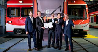 Vertragsunterzeichnung MGBahn und Stadler: Ivan Pfammatter, Ansgar Brockmeyer, Peter Spuhler, Fernando Lehner und Christian K&ouml;nig. (von links)