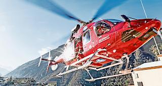 Drehscheibe. Ein Rettungshelikopter der Air Zermatt auf dem Dach des Spitals Visp. Vor allem w&auml;hrend Schulferien herrscht auf dem Dach Hochbetrieb.