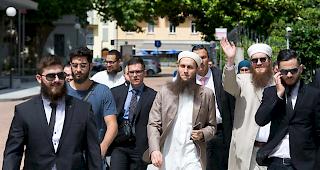 Qaasim Illi, Medienverantwortlicher IZRS, und Nicolas Blancho, Pr&auml;sident Islamischer Zentralrat Schweiz IZRS (in weiss) im Juni 2018 vor dem Bundesstrafgericht in Bellinzona. (Archivbild)
