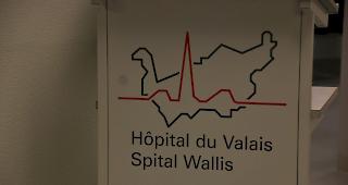 Aktuell gibt es im Wallis 42 bestätigte Corona-Fälle, 11 Personen sind hospitalisiert. (Symbolbild)