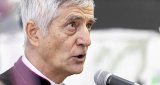 Die Kirchenverantwortlichen empfehlen, Beerdigungen im kleinen Kreis und alleine mit den engsten Angehörigen zu feiern.