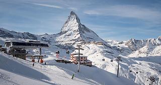 Die Massnahmen zur Eindämmung des Coronavirus treffen die Walliser Skigebiete hart. Sie müssen den Betrieb ab sofort einstellen.