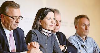 Ernste Mienen. Staatsratsmitglieder Roberto Schmidt, Esther Waeber-Kalbermatten, Jacques Melly und Kantonsarzt Christian Ambord (von links).Foto mengis media/Daniel Berchtold