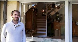 In seinem Laden wurde in der Nacht auf Sonntag eingebrochen. Barnabas Kuonen ist Gesch&auml;ftsleiter der Uhrenwerkstatt in Brig.