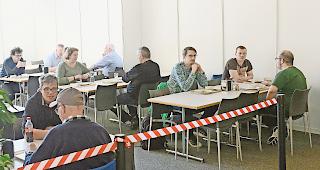 Sektorenweise abgetrennt. Im Personalrestaurant von Lonza gelten strenge Vorschriften. W&auml;hrend in zwei Sektoren gegessen wird, findet im dritten Sektor eine umfassende Reinigung samt Desinfektion statt.