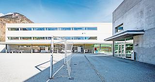 Pr&auml;vention. Die Zahl der von den Schulen betreuten Kinder (Bild: Schulhaus Raron) war gestern &laquo;verschwindend klein&raquo;.