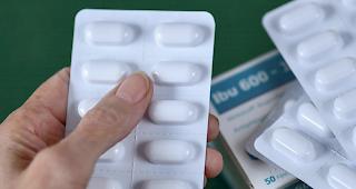 Das Bundesamt für Gesundheit (BAG) rät derzeit davon ab, Fieber mit ibuprofen-haltigen Medikamenten senken zu wollen. In Einzelfällen sei beobachtet worden, dass es dabei bei mit dem Covid-19-Virus infizierten Personen zu einem verschlimmerten Krankheitsverlauf kam.