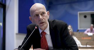 «Je weniger ältere Personen und Risikopersonen erkranken, desto weniger belegt werden Intensivspitäler sein.» Das sagte Daniel Koch vom Bundesamt für Gesundheit (BAG). Maximal könnten in der Schweiz 1200 Intensivpflegebetten bereitgestellt werden.