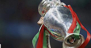 Die EM 2020 wird wegen des Coronavirus in den Sommer 2021 verschoben. Betroffen sind zw&ouml;lf Gastgebernationen, 24 Teilnehmer und Millionen Fans. Noch ist unklar, wie der Modus aussehen soll.