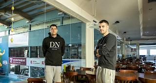 G&auml;hnende Leere. Gesch&auml;ftsf&uuml;hrer Marco Fux (links) und sein Partner Yoann Freysinger im Restaurant des Sportcenters und Wellnesshotels Olympica.