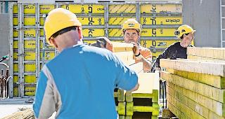 <b>Grünes Licht.</b> Der Betrieb auf den Walliser Baustellen läuft
vorerst weiter.