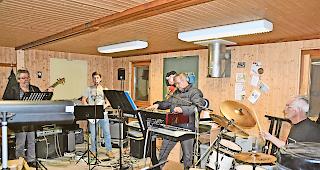 Mit Herzblut. Ren&eacute; Imboden, Dominic Hugo, Samy Schnyder und Charly Martig (von links) am Proben in ihrem Bandraum.Foto mengis media