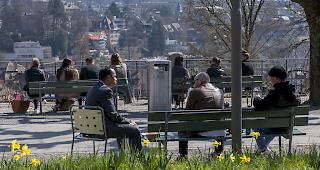 Gruppen über fünf Personen drohen Bussen. Mit 20 Milliarden Franken greift der Bundesrat Unternehmen mit Liquiditätsproblemen unter die Arme.