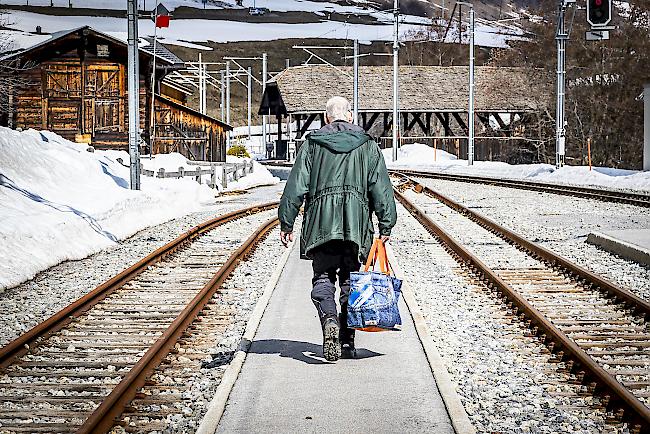 Ab nach Hause. Ältere Leute sind im Fall einer Infektion eher gefährdet – Bild: auf dem Bahnhof in Reckingen. 
