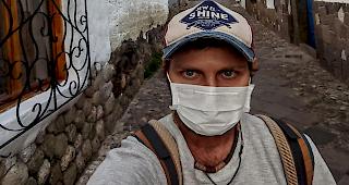 Wegen des Coronavirus kommt Jean-Luc Bellwald nicht von Peru weg. Er sch&uuml;tzt sich mit einem Mundschutz.