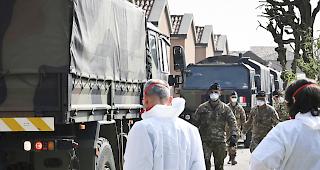 Italien: Ein Milit&auml;rkonvoi transportiert Leichen aus Bergamo zum Krematorium.