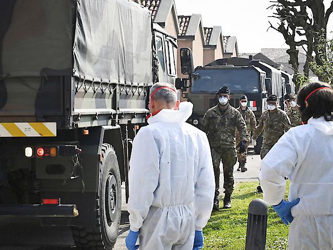 Italien: Ein Militärkonvoi transportiert Leichen aus Bergamo zum Krematorium.