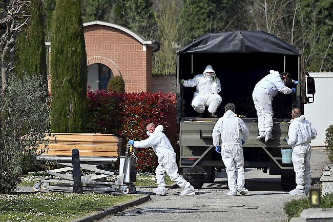 Ein Konvoi italienischer Lastwagen aus Bergamo bringt Leichen von Coronavirus-Opfern auf den Friedhof von Ferrara.