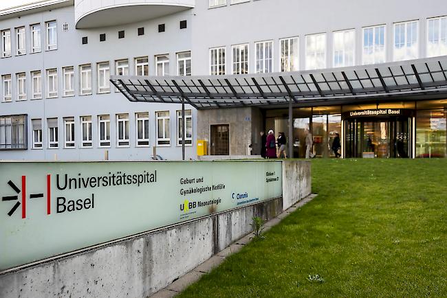 Je zwei Patienten aus dem Elsass werden ins Universitätsspital Basel, ins Kantonsspital Baselland im Bruderholz und ins Hôpital du Jura in Delsberg verlegt.