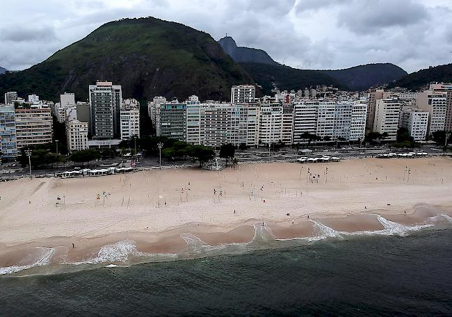 Ein Luftbild zeigt den Copacabana-Strand in Rio de Janeiro, Brasilien, ohne Besucher.