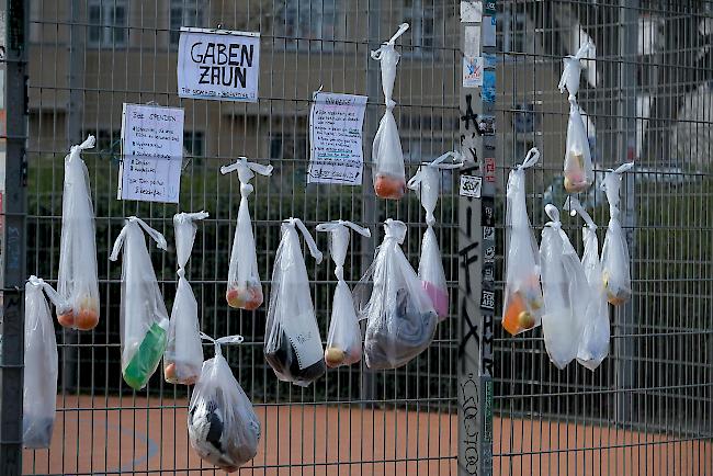 An einem Zaun im Stadtteil Connewitz in Leipzig, Sachsen, sind Beutel mit Nahrungsmitteln angebracht. Der sogenannte Gabenzaun ist für Bedürftige in Zeiten der Corona-Krise gedacht.