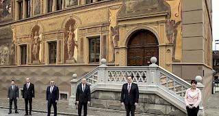 Der neu gew&auml;hlte Schwyzer Regierungsrat posiert am Wahlsonntag.