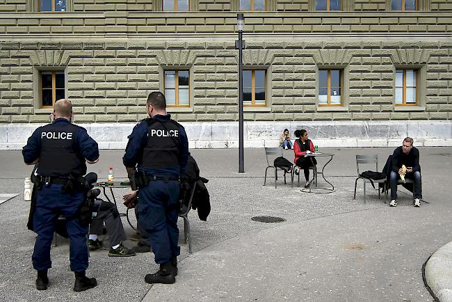 Eine Polizeipatrouille kontrolliert, ob das Social Distancing in Bern eingehalten wird.